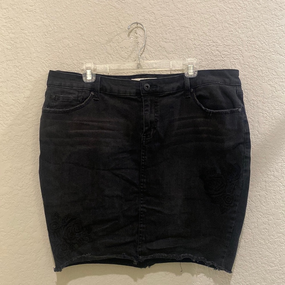 ▶️Torrid◀️ Denim skirt with black flowers size 20